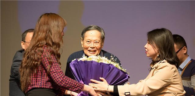 物理學家叫楊振寧還是楊振宇_物理學家楊振寧老師_楊振寧教物理