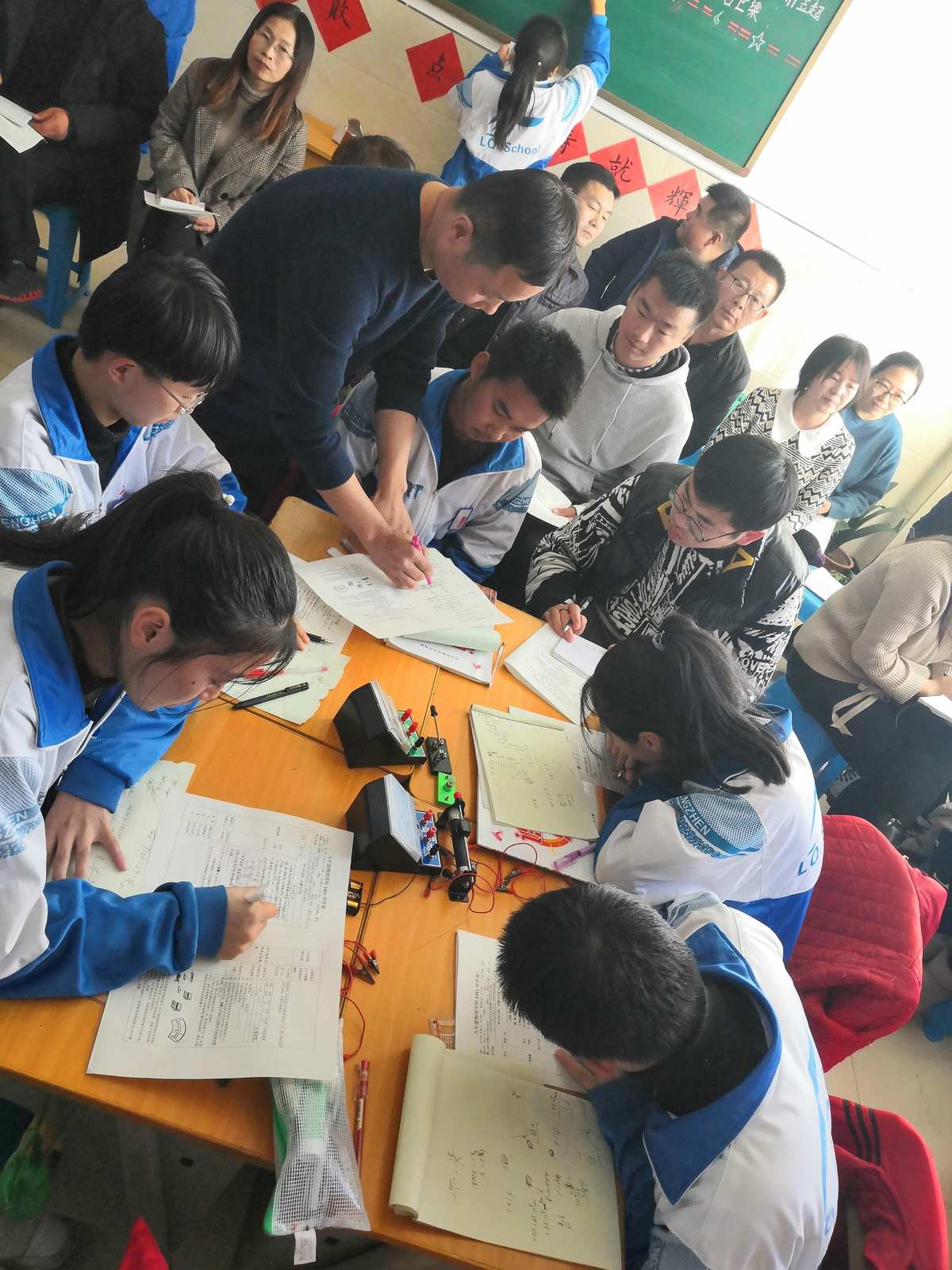 實(shí)驗(yàn)教學(xué)在物理中的應(yīng)用_物理實(shí)驗(yàn)在教學(xué)中的應(yīng)用_應(yīng)用物理實(shí)驗(yàn)教學(xué)中的困惑