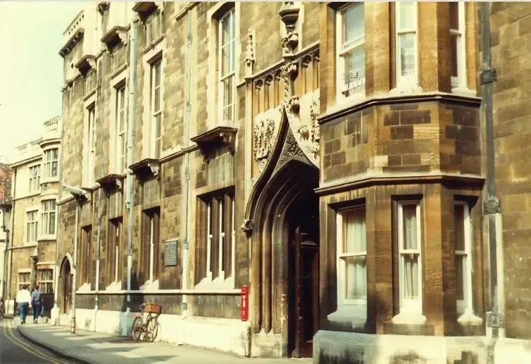 探索物理學(xué)的殿堂：卡文迪許實(shí)驗(yàn)室的輝煌歷史與成就