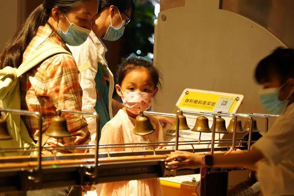 伽利略發(fā)現(xiàn)擺的故事：從教堂吊燈到科學(xué)發(fā)現(xiàn)的傳奇之旅