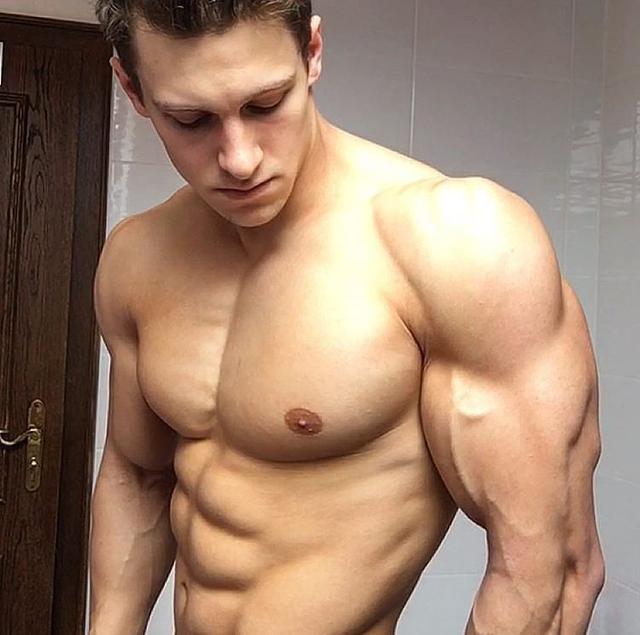 想讓手臂變粗壯？試試這組綜合鍛煉動作，瞬間充滿泵感