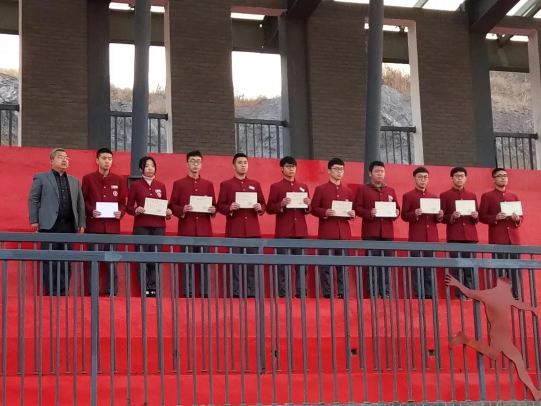 青島實(shí)驗(yàn)高中物理競(jìng)賽成績(jī)斐然，獲獎(jiǎng)學(xué)生全部考入理想大學(xué)