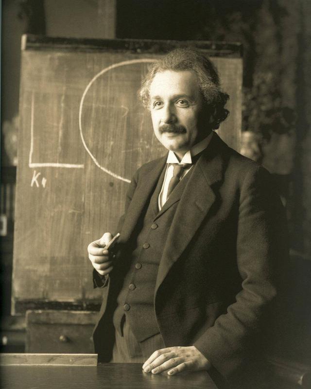 阿爾伯特·愛因斯坦與相對論：改變物理學和天文學的偉大理論