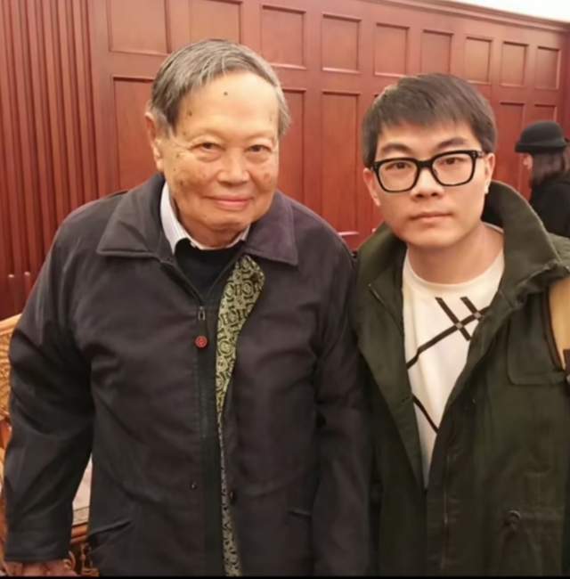 99 歲楊振寧近照曝光！與粉絲合影精神矍鑠，翁帆卻未露面引猜測