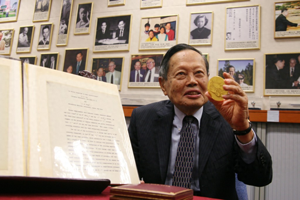 深切緬懷楊振寧院士：跨越世紀(jì)的物理學(xué)巨匠，他的貢獻(xiàn)與世界同在