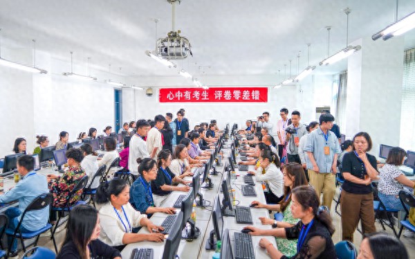 直擊貴州高考評卷現場：17名代表零距離探訪，2200余名教師如何確保公正？