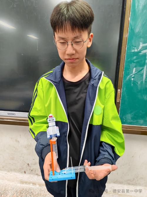 初中物理社團課：趣味實驗，動手創造，點亮科學夢想