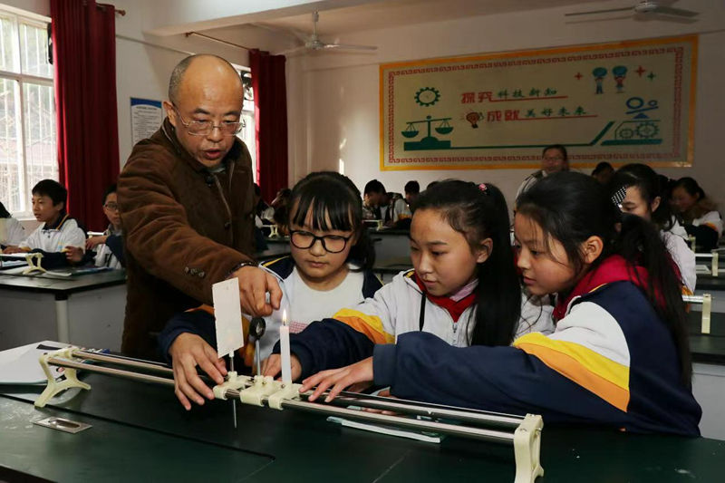 物理實驗課堂上,孩子們在老師指導下進行實驗。姚陽攝